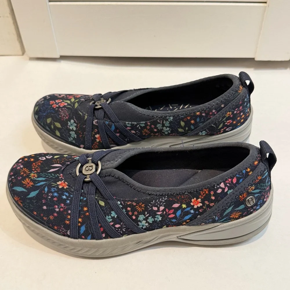 Bzees Women's Floral Slip On Comfort‎ Shoes Size 6M Navy Floral Walking Sneakers